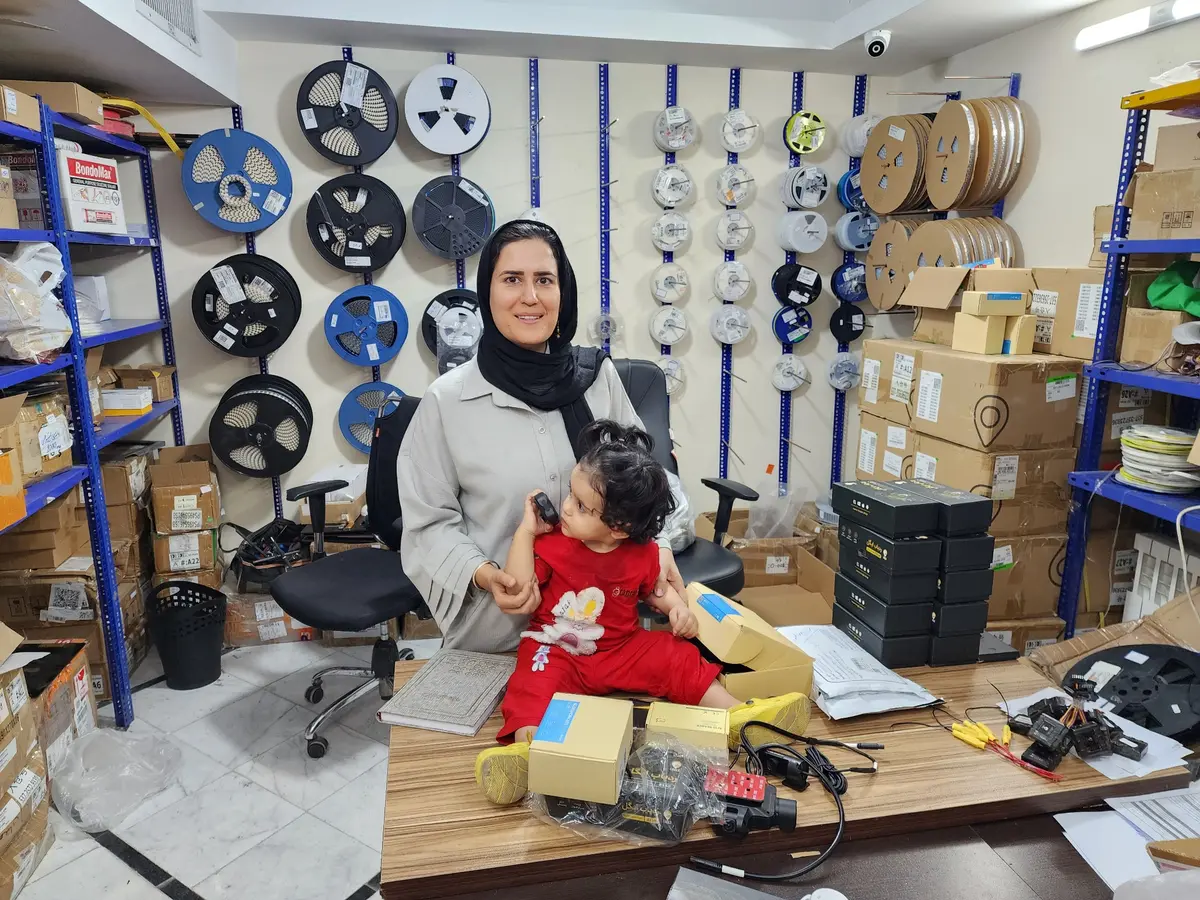 Fatemeh Jamali with her daughter Nika in an electronics workshop